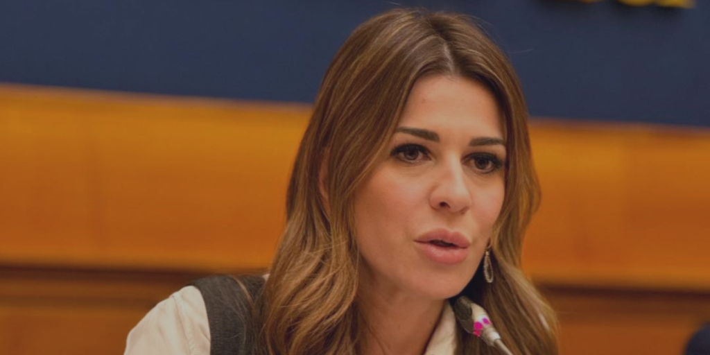 foto con sfondo sfumato dell'On. Matilde Siracusano sul tema della partecipazione dei lavoratori alla governance aziendale