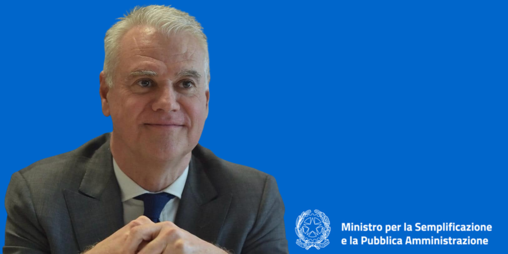 immagine con sfondo azzurro e in primo piano la foto del Ministro Zangrillo per l'intervista sui temi del pnrr e pubblica amministrazione
