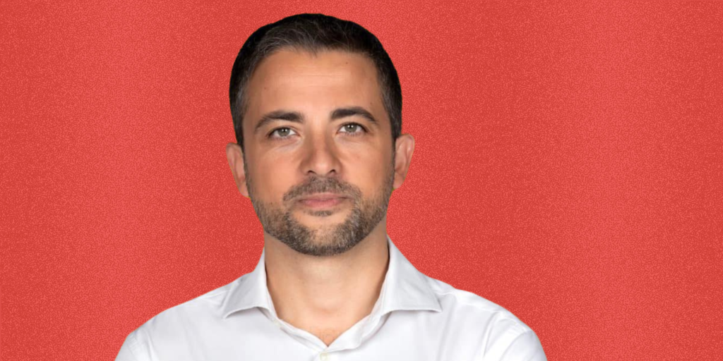 immagine rivisitata con sfondo rosso per l'intervista all'onorevole Marco Furfaro, su salario minimo, sanità, autonomia differenziata