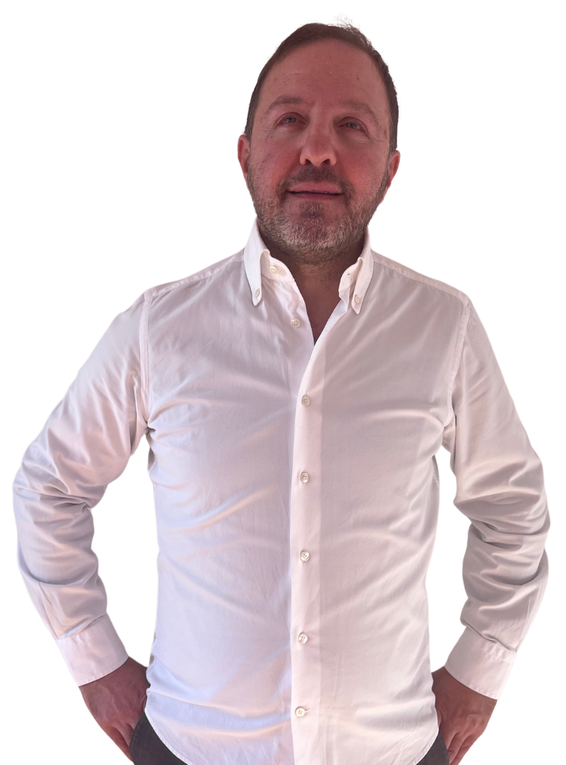 sfondo grigio con giovanni ianni davanti in camicia bianca per raccontare il suo curriculum di giornalista pubblicista