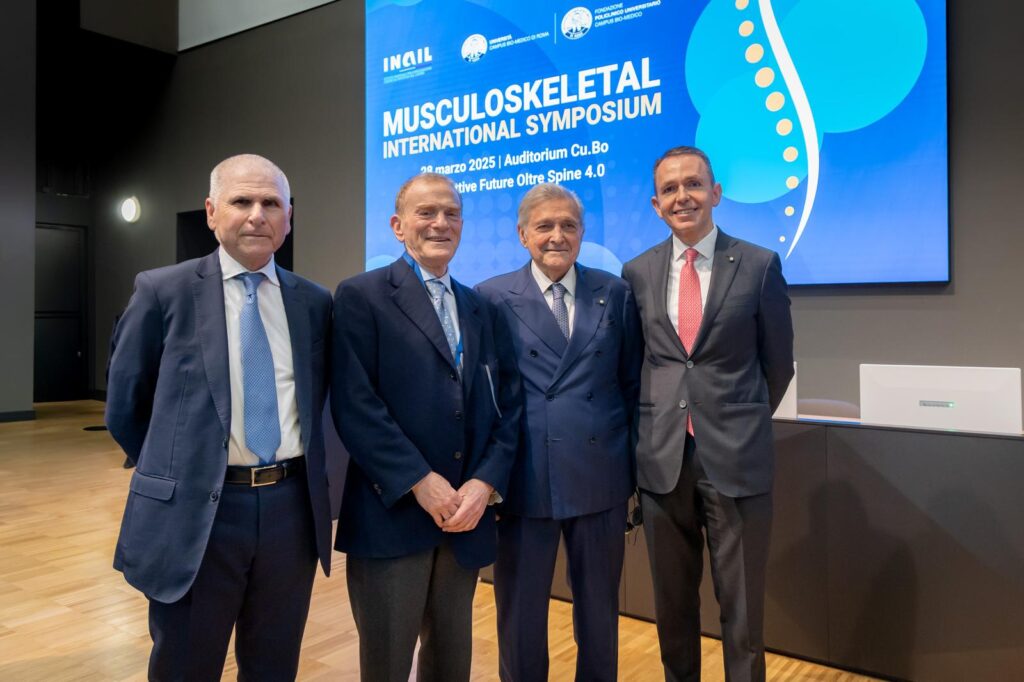 immagine con sfondo dell'evento organizzato dal Campus Biomedico di ROMA "nasce il nuovo Advisory Board scientifico" e i quattro protagonisti principali tra i quali il direttore del Campus